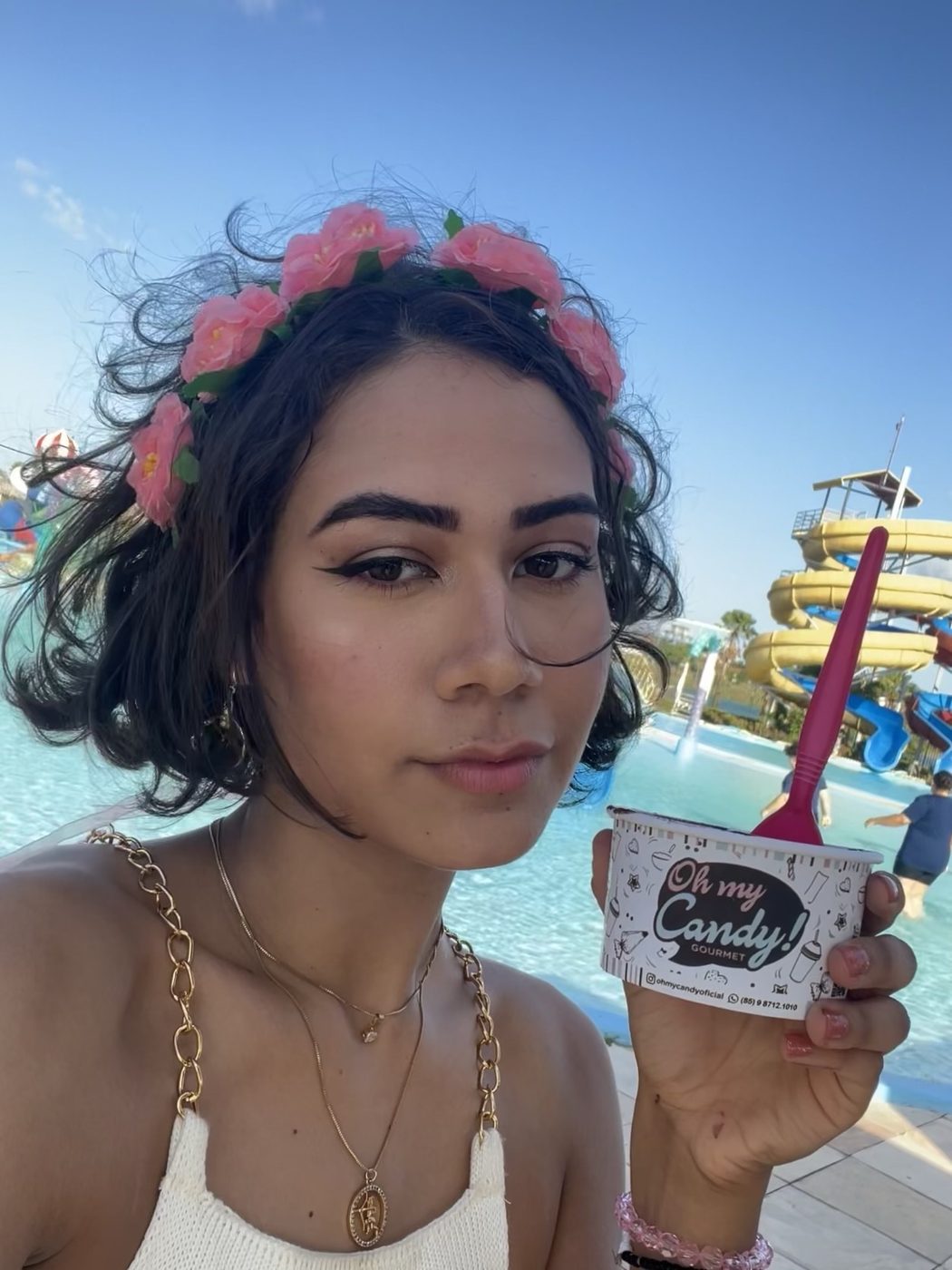 Cliente com copo Oh My Candy em pool party
